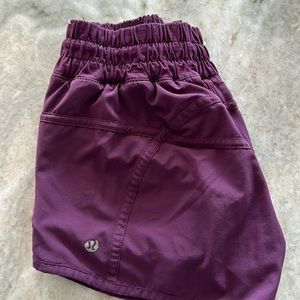 Lululemon Hotty Hot Short 2.5" Size 4 Purple